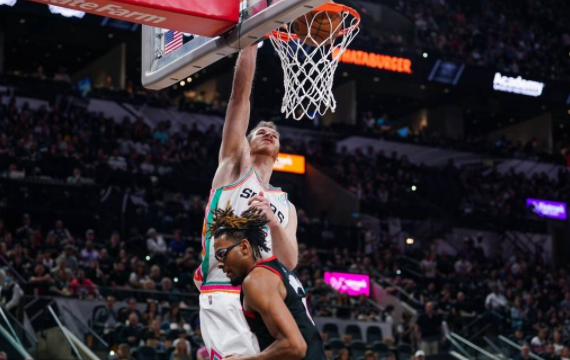 马刺130-111大胜开拓者稳固第十 凯尔登21+5+6瓦塞尔22分 马刺130-111大胜开拓者稳固第十 凯尔登21+5+6瓦塞尔22分