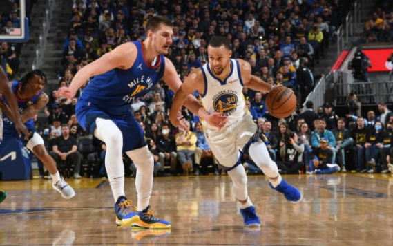 勇士126-106再胜掘金2-0 库里34分普尔29+8 约基奇被驱逐 勇士126-106再胜掘金2-0 库里34分普尔29+8 约基奇被驱逐