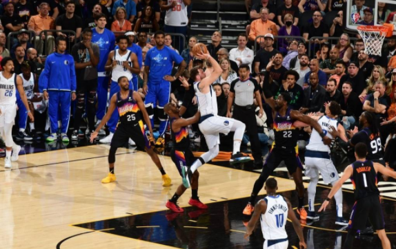 太阳121-114胜独行侠半决赛1-0 东契奇空砍45+12+8保罗19分 太阳121-114胜独行侠半决赛1-0 东契奇空砍45+12+8保罗19分