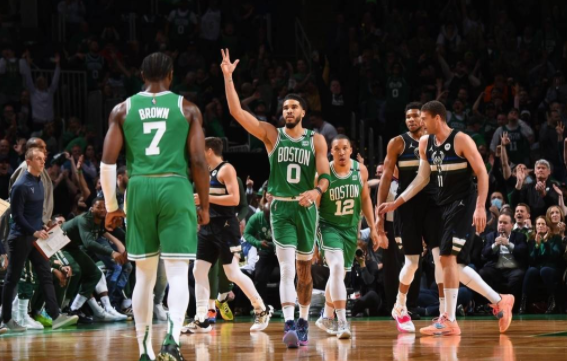 双探花合砍59分字母28+9+7 绿军109-86轻取雄鹿总分1-1 双探花合砍59分字母28+9+7 绿军109-86轻取雄鹿总分1-1