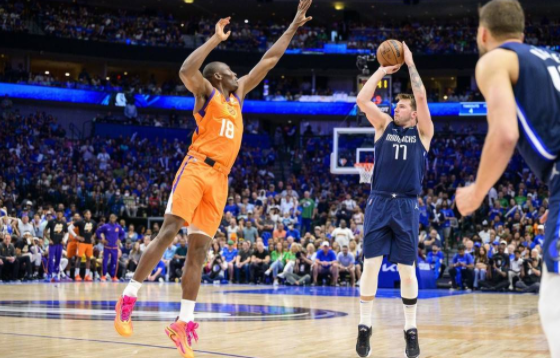 东契奇26+11+7保罗6犯离场 独行侠111-101再胜太阳总分2-2 东契奇26+11+7保罗6犯离场 独行侠111-101再胜太阳总分2-2