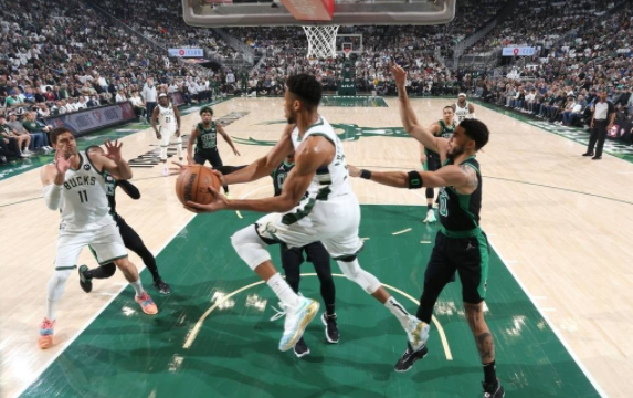 塔图姆30+13字母哥34+18 绿军116-108逆转雄鹿总分2-2 塔图姆30+13字母哥34+18 绿军116-108逆转雄鹿总分2-2