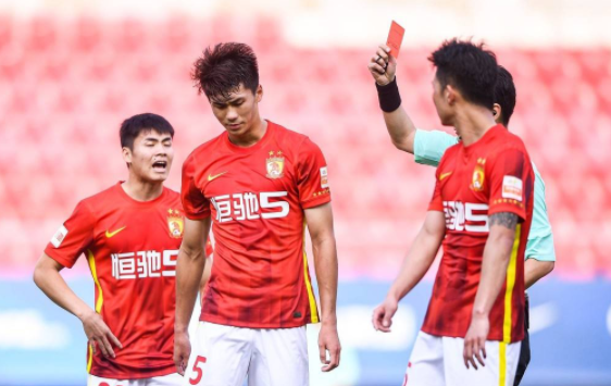 中超-武汉三镇6-0狂胜广州队 斯坦丘任意球双响吴少聪被罚下 中超-武汉三镇6-0狂胜广州队 斯坦丘任意球双响吴少聪被罚下