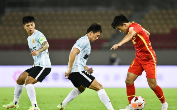 中超-河北队2-1武汉长江取赛季首胜 张威双响+绝杀 中超-河北队2-1武汉长江取赛季首胜 张威双响+绝杀