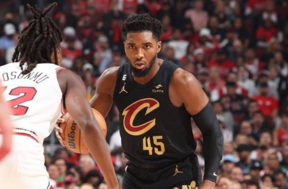 米切尔32+9+8拉文复出砍23分 骑士客场128-96大胜公牛 米切尔32+9+8拉文复出砍23分 骑士客场128-96大胜公牛