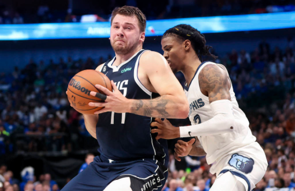 东契奇32+10+7莫兰特20分 独行侠137-96击垮灰熊夺赛季首胜 东契奇32+10+7莫兰特20分 独行侠137-96击垮灰熊夺赛季首胜