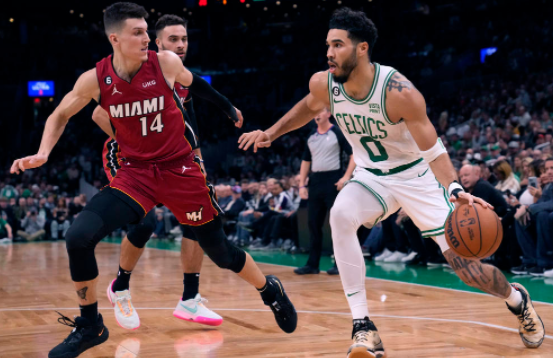 字母哥37+13六犯离场兰德尔18分 雄鹿客场109-103险胜尼克斯 字母哥37+13六犯离场兰德尔18分 雄鹿客场109-103险胜尼克斯