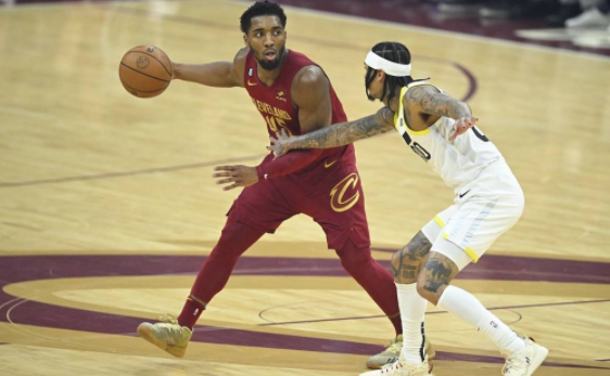 NBA-骑士7人上双122-99灭爵士斩4连胜 米切尔23分阿伦20+11 NBA-骑士7人上双122-99灭爵士斩4连胜 米切尔23分阿伦20+11