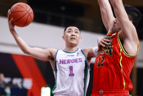 高诗岩13+16+16兰兹博格27分 山东110-81大胜新疆 高诗岩13+16+16兰兹博格27分 山东110-81大胜新疆