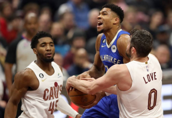 NBA-骑士主场114-106力擒雄鹿获5连胜 字母哥45+14米切尔36分 NBA-骑士主场114-106力擒雄鹿获5连胜 字母哥45+14米切尔36分