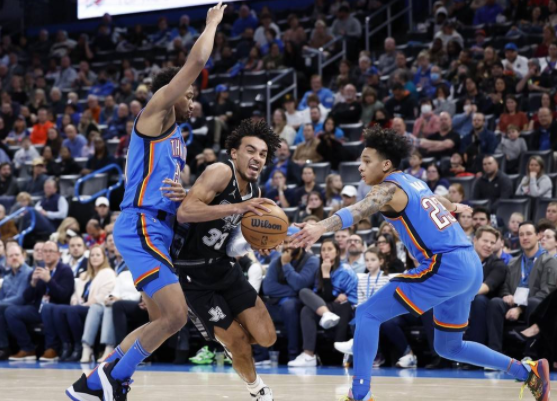 瓦塞尔20分亚历山大28+6+8 替补发威雷霆130-114力克马刺 瓦塞尔20分亚历山大28+6+8 替补发威雷霆130-114力克马刺