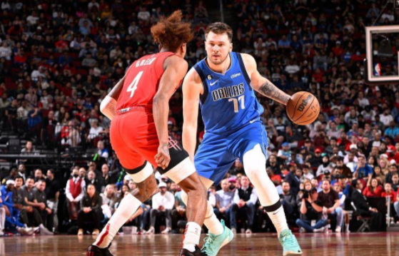 NBA-独行侠111-106击退火箭取七连胜 东契奇39+12+8小波特空砍25分 NBA-独行侠111-106击退火箭取七连胜 东契奇39+12+8小波特空砍25分