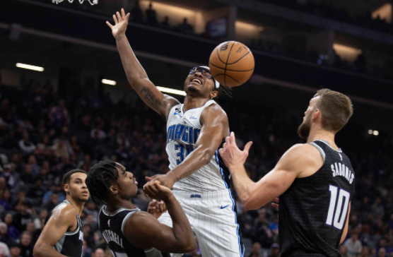 巴恩斯30分班切罗17+8 国王八人上双136-111大胜魔术 巴恩斯30分班切罗17+8 国王八人上双136-111大胜魔术