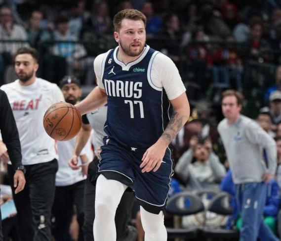 NBA-独行侠115-90轻取热火终结3连败 东契奇34+12+7奥拉迪波20分 NBA-独行侠115-90轻取热火终结3连败 东契奇34+12+7奥拉迪波20分