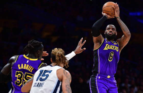 施罗德2+1救主詹姆斯23分 湖人以122-121上演神奇逆转击退灰熊 施罗德2+1救主詹姆斯23分 湖人以122-121上演神奇逆转击退灰熊