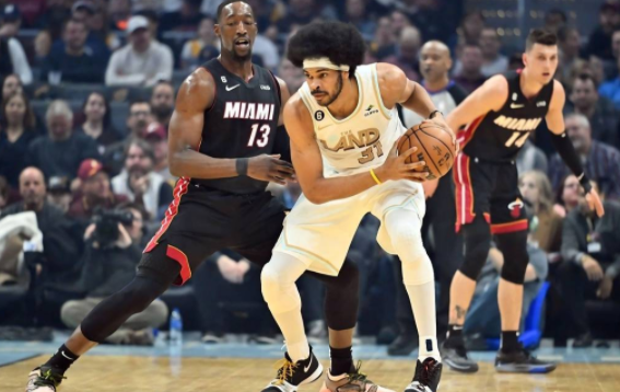 NBA-热火100-97险胜骑士 米切尔16+9巴特勒23分 阿德巴约关键篮板 