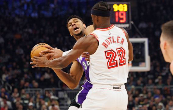 字母哥伤退 霍勒迪24+5+7 巴特勒23分 雄鹿128-99热火豪取13连胜 字母哥伤退 霍勒迪24+5+7 巴特勒23分 雄鹿128-99热火豪取13连胜