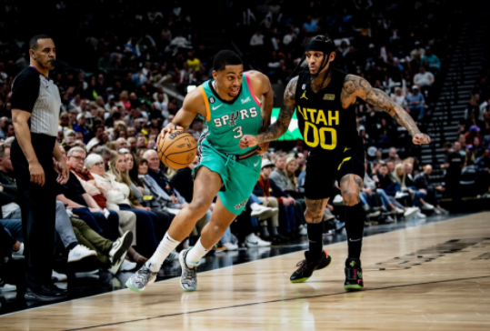 马尔卡宁27分索汉空砍22分 爵士主场118-102送马刺16连败 马尔卡宁27分索汉空砍22分 爵士主场118-102送马刺16连败