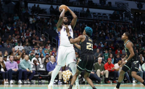 恩比德三节38+13+5+4帽 哈登三双 76人121-82大胜黄蜂迎7连胜 恩比德三节38+13+5+4帽 哈登三双 76人121-82大胜黄蜂迎7连胜