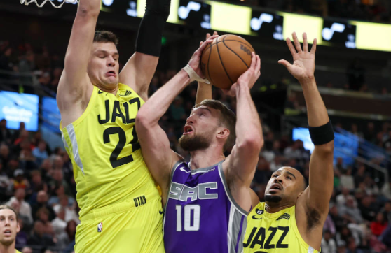 福克斯空砍37+4+7穆雷22分 爵士8人得分上双128-120击退国王 福克斯空砍37+4+7穆雷22分 爵士8人得分上双128-120击退国王