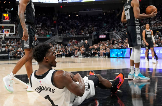 爱德华兹砍33分唐斯22+8+8 森林狼客场151-131大胜马刺 爱德华兹砍33分唐斯22+8+8 森林狼客场151-131大胜马刺