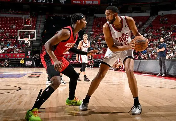 大莫布里28+11 惠特摩尔17中6 骑士99-78大胜火箭夺夏联冠军 大莫布里28+11 惠特摩尔17中6 骑士99-78大胜火箭夺夏联冠军