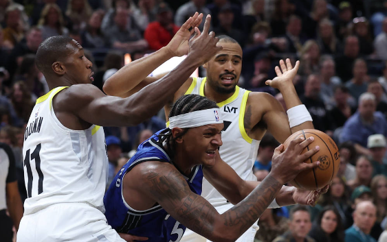 班切罗30+9马尔卡宁连中关键三分 爵士绝杀失败113-115惜败魔术 班切罗30+9马尔卡宁连中关键三分 爵士绝杀失败113-115惜败魔术