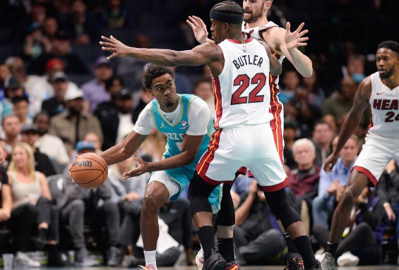 巴特勒32分三球28+11 阿德巴约21+11热火111-105胜黄蜂 巴特勒32分三球28+11 阿德巴约21+11热火111-105胜黄蜂