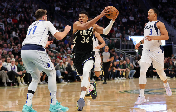 字母哥狂轰40+14东欧空砍74分 强强对决雄鹿132-125险胜独行侠 字母哥狂轰40+14东欧空砍74分 强强对决雄鹿132-125险胜独行侠