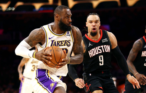 詹姆斯砍37+6+8罚球准绝杀 浓眉6犯离场湖人105-104险胜火箭 詹姆斯砍37+6+8罚球准绝杀 浓眉6犯离场湖人105-104险胜火箭