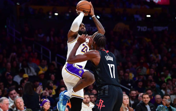 浓眉砍27+14詹姆斯16分 乌度卡遭驱逐湖人107-97再胜火箭 浓眉砍27+14詹姆斯16分 乌度卡遭驱逐湖人107-97再胜火箭