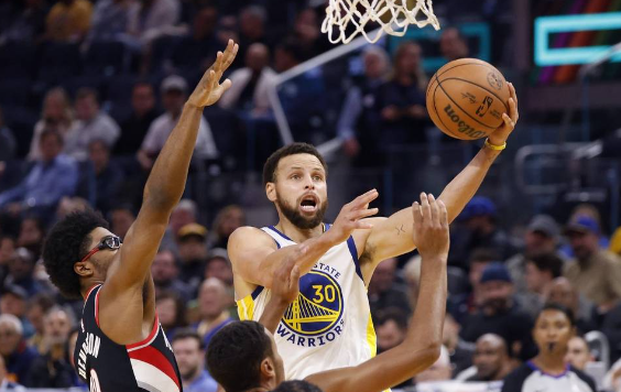 库里下半场回暖31分 库明加6中6 西蒙斯28分 勇士110-106险胜开拓者 库里下半场回暖31分 库明加6中6 西蒙斯28分 勇士110-106险胜开拓者