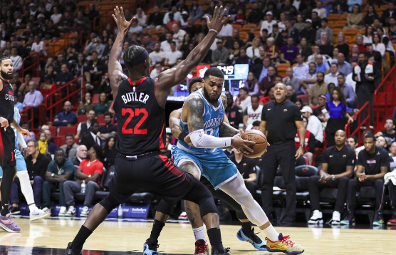 巴特勒15+10罗齐尔28+7 阿德巴约缺阵热火115-104胜黄蜂 巴特勒15+10罗齐尔28+7 阿德巴约缺阵热火115-104胜黄蜂