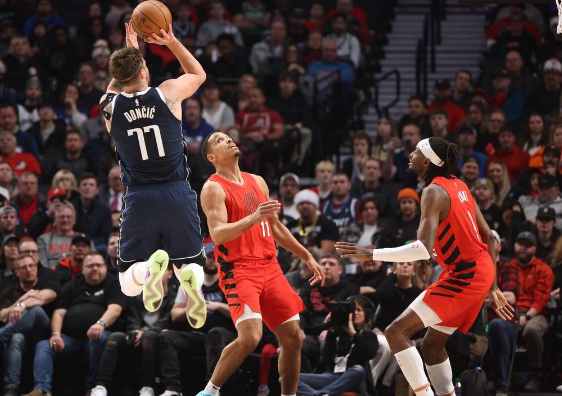 西蒙斯33分东契奇40+12+10 独行侠131-120送开拓者6连败 西蒙斯33分东契奇40+12+10 独行侠131-120送开拓者6连败