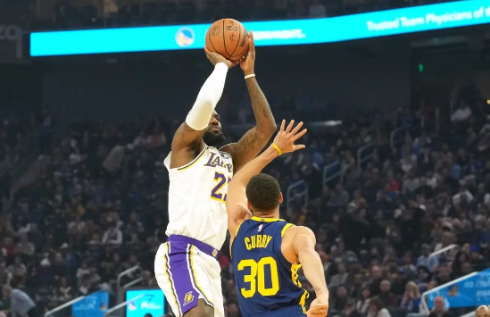 詹姆斯罚球绝杀砍30+三双库里46分 湖人双加时145-144胜勇士 詹姆斯罚球绝杀砍30+三双库里46分 湖人双加时145-144胜勇士