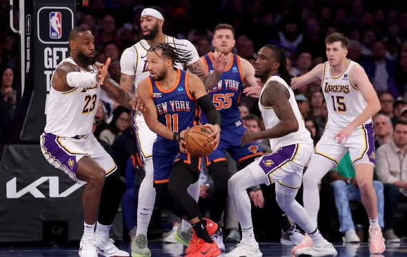 詹姆斯末节锁死大头 浓眉18板4帽 湖人113-105终结尼克斯9连胜 詹姆斯末节锁死大头 浓眉18板4帽 湖人113-105终结尼克斯9连胜