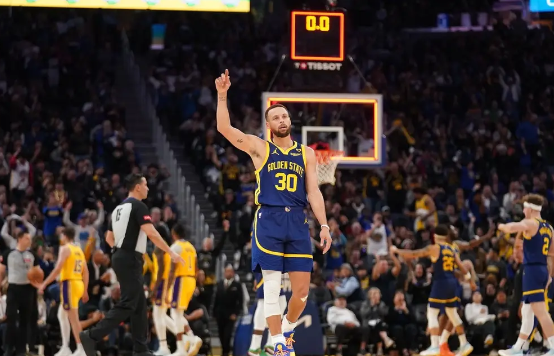 库里32+8浓眉空砍27+15 老詹缺阵勇士128-110大胜湖人 库里32+8浓眉空砍27+15 老詹缺阵勇士128-110大胜湖人