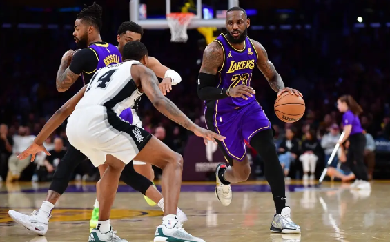 詹姆斯30分文班准三双 浓眉28+13湖人123-118力克马刺 詹姆斯30分文班准三双 浓眉28+13湖人123-118力克马刺