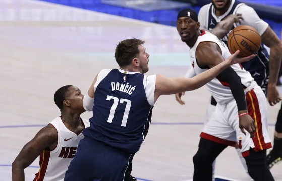 东契奇强势35+11+11欧文23分 独行侠主场114-108浇灭热火 东契奇强势35+11+11欧文23分 独行侠主场114-108浇灭热火