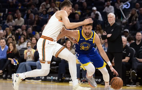 库里文班缺阵克莱空砍27分 勇士113-126不敌马刺遭遇2连败