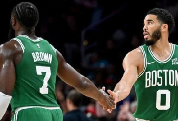 杰伦-布朗27+6+5 塔图姆26+5+8 艾顿22+15 绿军121-99轻取开拓者 杰伦-布朗27+6+5 塔图姆26+5+8 艾顿22+15 绿军121-99轻取开拓者