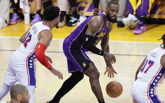 詹姆斯末节回暖浓眉砍23+19 湖人101-94击退76人迎2连胜 詹姆斯末节回暖浓眉砍23+19 湖人101-94击退76人迎2连胜