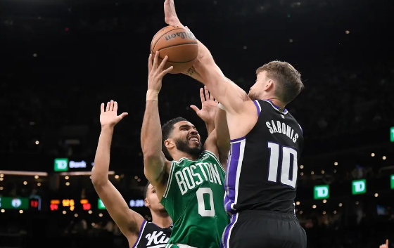 塔图姆17+6福克斯空砍40分 蒂尔曼准绝杀绿军101-100胜国王 塔图姆17+6福克斯空砍40分 蒂尔曼准绝杀绿军101-100胜国王