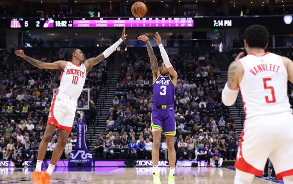 爵士124-121力克火箭 范弗里特空砍42分 杰伦-格林仅打19分钟 爵士124-121力克火箭 范弗里特空砍42分 杰伦-格林仅打19分钟