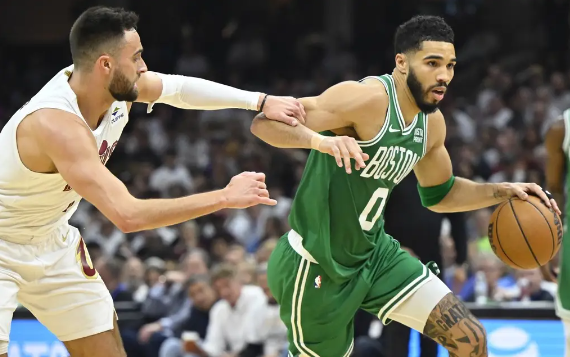 艰苦夺下赛点！双探花60分 米切尔伤缺 加兰30+7 绿军3-1骑士