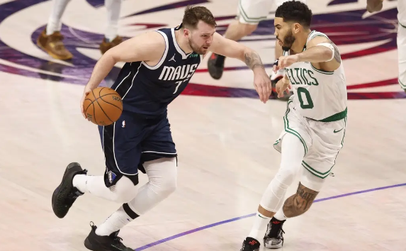 绿军3-0独行侠&夺冠军点！双探花61分 欧文35分&东契奇被罚下