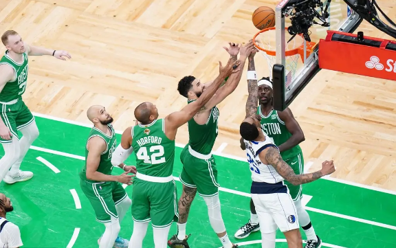 凯尔特人4-1夺总冠军!塔图姆31+8+11 布朗21+8 东契奇28+12+5 凯尔特人4-1夺总冠军!塔图姆31+8+11 布朗21+8 东契奇28+12+5