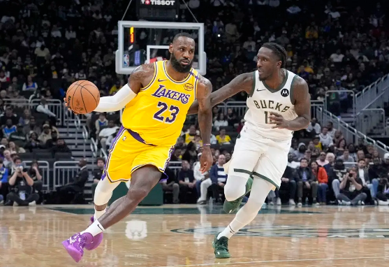 NBA季前赛-詹眉合砍22分 字母哥空砍20+7 湖人逆转险胜雄鹿 NBA季前赛-詹眉合砍22分 字母哥空砍20+7 湖人逆转险胜雄鹿