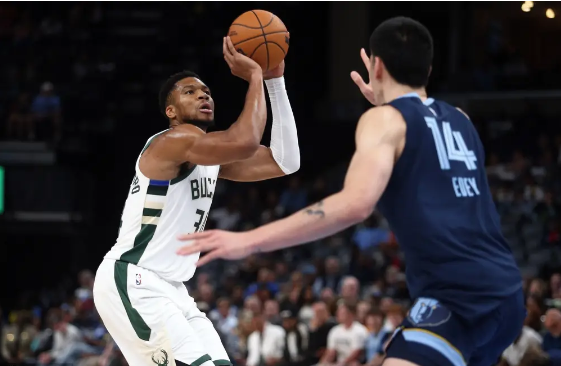 莫兰特三双 阿德托昆博空砍37分 灰熊122-99大胜雄鹿 莫兰特三双 阿德托昆博空砍37分 灰熊122-99大胜雄鹿