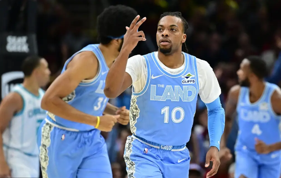 加兰25+12 米切尔缺阵 三球31+12 骑士4人20+擒黄蜂取15连胜 加兰25+12 米切尔缺阵 三球31+12 骑士4人20+擒黄蜂取15连胜